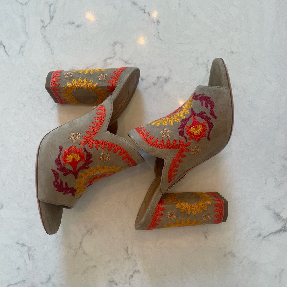 NWT 🧡 Aquazzura Evie Mule 105 Size 36.5 in Grey/Tan Suede w/ Orange Embroidery - Picture 3 of 10